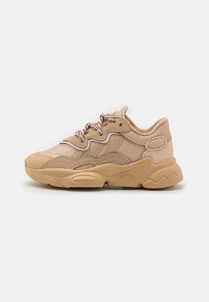 adidas Originals, OZWEEGO - Baskets basses - magic beige/sand strata