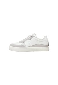 Sneaker bianco e grigio con dettagli in pelle e camoscio, punta tonda e suola piatta bianca. Presenta lacci e un logo sul lato.