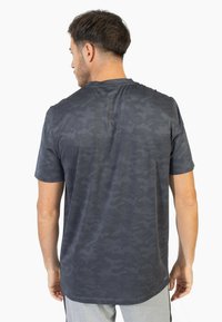 Herres kortærmet t-shirt i mørkegrå med camouflage-mønster. Lavet af letvægts, åndbart stof med en glat tekstur.