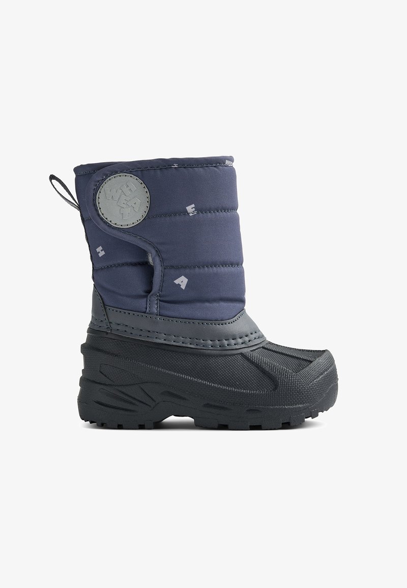 Granatowy, wodoodporny zimowy but z wyściełaną, pikowaną cholewką, gumową podeszwą, teksturowanymi akcentami oraz okrągłym logo po boku.