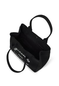 Melnas audumu somas ar divām rokturiem, atvērtu augšpusi un iekšējo kabatu. Iekļauj balta drukāta teksta un pogas aizdari.