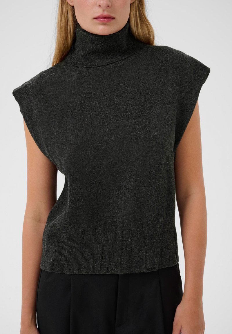 Dunkelgrauer, ärmelloser Rollkragenpullover mit lockerer Passform, aus weichem Strickmaterial gefertigt; hat einen hohen Kragen und eine glatte Textur.
