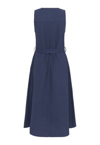Navyblauwe mouwloze jurk met een gestructureerd diagonale patroon, een gedefinieerde taille met een strikceintuur en een uitlopende rok tot halverwege de kuit.