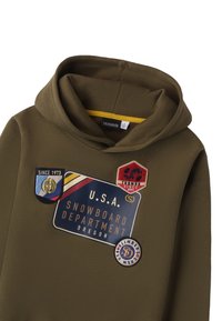 Felpa con cappuccio verde oliva realizzata in tessuto morbido, con varie toppe in colori contrastanti per branding e dettagli.