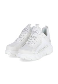 Par hvide chunky sneakers med mesh- og læderdækning, tykke teksturerede såler og mærkede trækflapper på tungen og hælen.