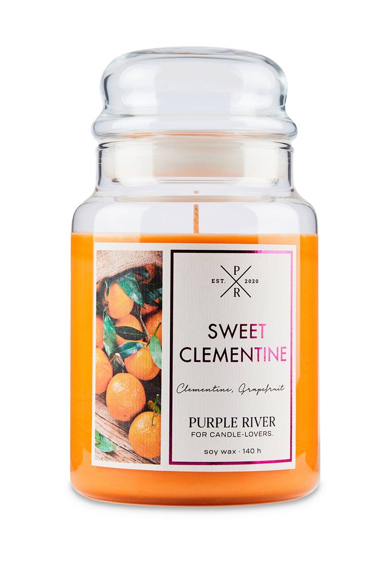 Duidelijke glazen potkaars met oranje sojawax. Het label toont de tekst "Sweet Clementine", afbeeldingen van clementines en de merknaam "Purple River".