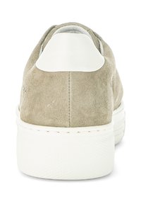 Sneaker in suede grigia chiara con suola in gomma bianca e accentuazione sul tallone. Presenta una texture liscia con dettagli di cuciture sottili lungo la parte posteriore.