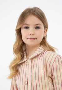 Pletená pruhovaná blůza v béžové barvě s růžovými a zlatými akcenty, která má límeček a tři dekorativní knoflíky vpředu.