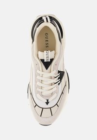 Sneaker met een wit en grijs ontwerp, textielstof, zwarte accenten en een driehoekig logo. Heeft ronde veters en een gewatteerde zool.