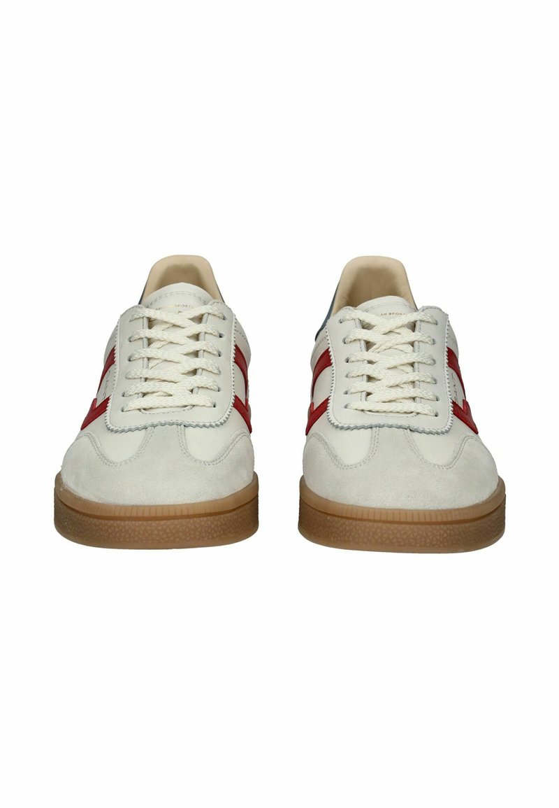 Weiße Wildledersneaker mit roten Seitenstreifen und beigen Gummisohlen. Verfügt über eine abgerundete Zehenpartie und ein traditionelles Schnürdesign.