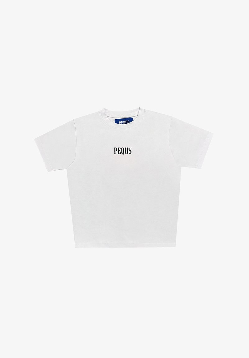 Balta medvilnės marškinėliai su trumpomis rankovėmis, apvalia kaklo iškirpte ir juodu užrašu "PEQUS" ant priekio. Paprastas, kvadratinis dizainas.