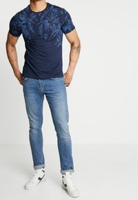 Pier One Print T-shirt - blue
