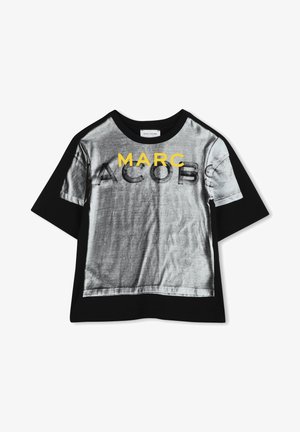 Tricou negru din bumbac, cu un front metalic gri și textul "MARC JACOBS" în galben. Mâneci scurte și decolteu rotund.