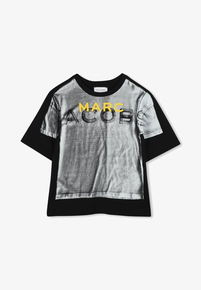 Čierne bavlnené tričko s šedým kovovým predkom so žltým textom "MARC JACOBS". Krátke rukávy a okrúhly výstrih.