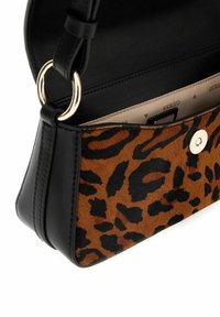 Schwarzlederne Umhängetasche mit einem Panel aus Leopardenmuster-Material. Verfügt über goldene Beschläge und einen Druckknopfverschluss. Das Innere ist aus beigem Stoff.