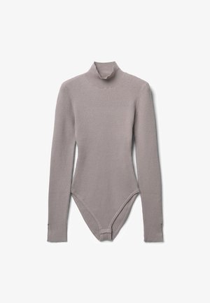 Langärmliger Body aus hellgrauem Rippstrick mit hohem Rollkragen und Druckknopfverschluss am Boden; glatte Textur und figurbetontes Design.