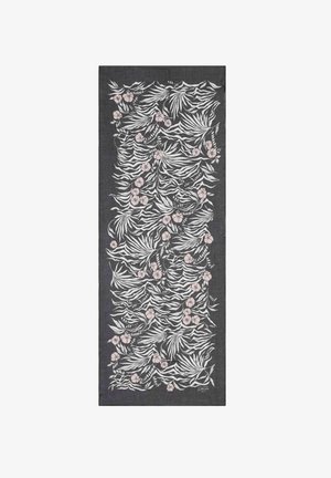 Tessuto rettangolare scuro con strisce bianche a zebra e fiori rosa chiaro sparsi su tutto il motivo.