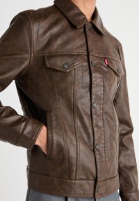 Levi's® TRUCKER - Veste en similicuir - saddle