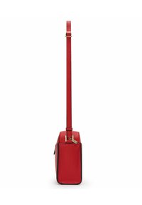 Bolso de cuero texturizado rojo con una correa delgada, forma rectangular, detalles en hardware dorado y ribete negro en los bordes.