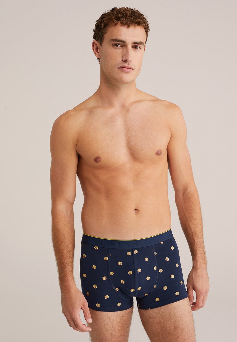 Sötétkék boxer alsónadrág sárga derékrésszel, kis hamburger ikonok mintájával. Puha, rugalmas anyagból készült.
