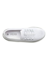 Scarpa bianca slip-on con upper in maglia traspirante, lacci elasticizzati, una punta testurizzata e suola piatta in gomma. Marchio visibile all'interno.