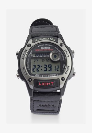 Orologio digitale con cinturino in pelle nera, cassa in metallo grigia e display digitale che mostra l'ora e icone. Presenta dettagli rossi e pulsanti.