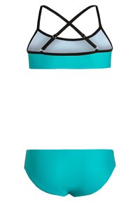 Tirkizni bikini set koji se sastoji od kročenog topa s crnim detaljima i prepletenim trakama, te odgovarajućeg donjeg dijela s glatkom teksturom.