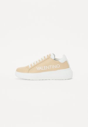 Zapatilla baja beige y blanca con suela blanca gruesa, cordones blancos y texto "VALENTINO" en el lateral.