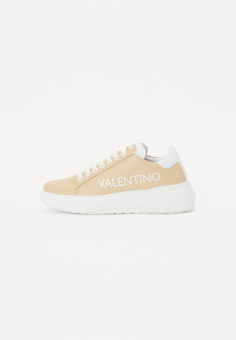 Baskets basses beige et blanches avec une semelle blanche épaisse, des lacets blancs et le texte "VALENTINO" sur le côté.