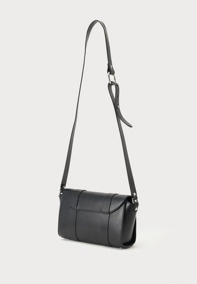 Μαύρο ορθογώνιο δερμάτινο τσαντάκι crossbody με ρυθμιζόμενο λουράκι και κλείσιμο με καπάκι, απεικονίζεται σε απλό φωτεινό φόντο.