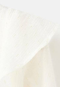 Tessuto bianco con una superficie leggera e Texturizzata presenta piccoli fili dorati disposti a punto. Il tessuto ha un morbido e fluido drappeggio.