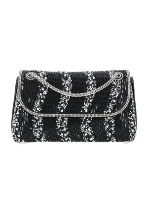 Zwarte avondclutch met zilverkleurige kraalversieringen in diagonale strepen en een zilverkleurige kettingriem over de klep.