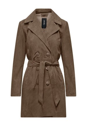 Cappotto trench in suede marrone con un davanti doppiopetto, revers a punte, vita con cintura e due bottoni sul petto. Maniche lunghe e una texture liscia.