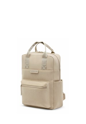 Sac à dos rectangulaire beige avec poche avant texturée, double poignée supérieure, poches latérales, fermeture éclair et étiquette « Kapten & Son » à l'avant.