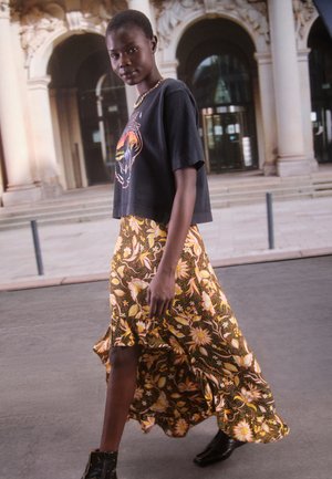 JUPE LONGUE OUVERTURE DEVANT AVEC VOLANTEN IMPRIME VINTAGE - Maxi skirt - black