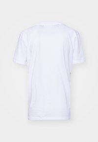 Wit katoenen T-shirt met korte mouwen, ronde hals en een effen achterkant. Lichtgewicht stof met een zachte textuur, zonder zichtbare logo's of patronen.