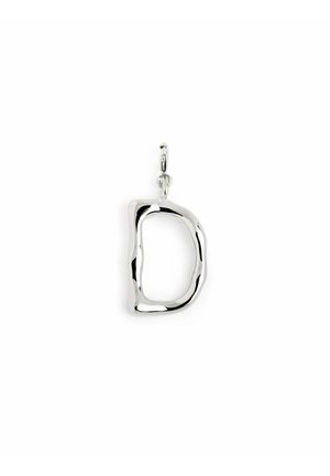 Colgante de plata en forma de la letra "D" estilizada, con un contorno ondulado e irregular, acabado pulido y un pequeño aro para su sujeción.