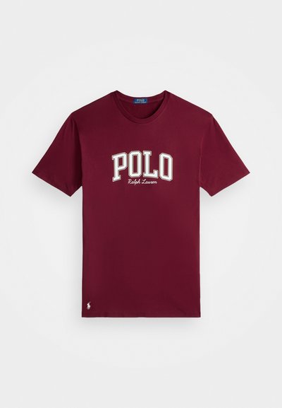 Burgunder T-skjorte med korte ermer, rund halsdesign, med "POLO" tekst i hvitt og "Ralph Lauren" i mindre skrift nedenfor.