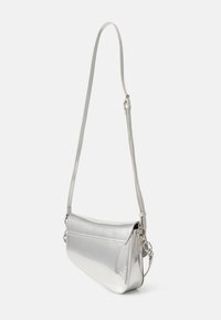 Borsa a spalla metallica argento con design piatto, tracolla regolabile e texture liscia. Presenta una patta pieghevole e dettagli di cucitura sottili.