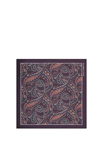 Kwadratowy jedwabny szalik z wzorem paisley, w ciemnofioletowym, czerwonym i niebieskim kolorze, z białą obwódką i drobnymi detalami.