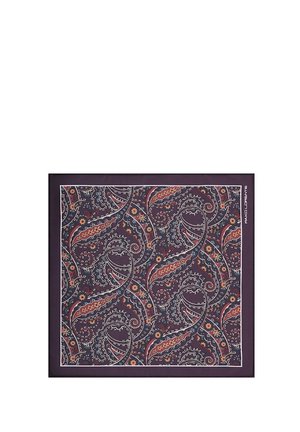 Kwadratowy jedwabny szalik z wzorem paisley, w ciemnofioletowym, czerwonym i niebieskim kolorze, z białą obwódką i drobnymi detalami.