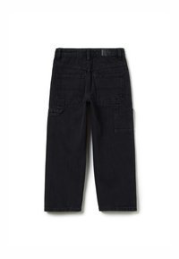 Pantalones cargo de denim negro con dos bolsillos traseros y un bolsillo lateral adicional, mostrados desde atrás sobre un fondo blanco.