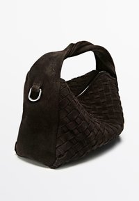 Borsa in camoscio marrone con trama intrecciata. Presenta una silhouette curva e un manico singolo superiore. Chiusura con cerniera lungo la cucitura superiore.