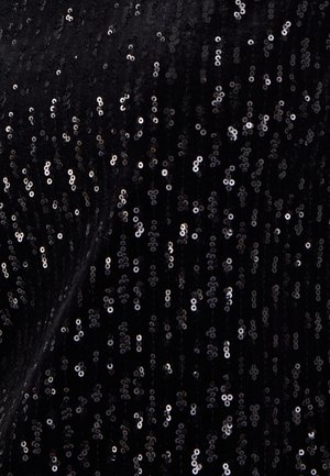 Zwarte stof bedekt met zilveren pailletten, wat een glinsterende textuur creëert. De pailletten zijn in een verticale patroon gerangschikt, wat de algehele glans versterkt.