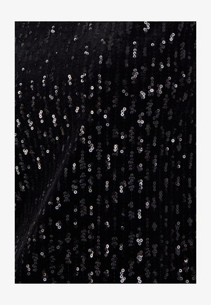 Schwarzer Stoff, der mit silbernen Pailletten bedeckt ist und eine schimmernde Textur erzeugt. Die Pailletten sind in einem vertikalen Muster angeordnet, was den Gesamtglanz verstärkt.