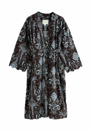 Dunkelbrauner Bademantel mit hellblauen Blumen- und Schnörkelmustern, weiten Ärmeln, vorderen Taschen und einem passenden Gürtel, der an der Taille gebunden ist.
