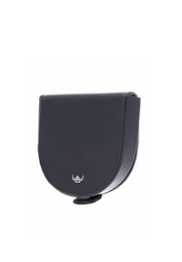 Sac bandoulière en cuir noir semi-circulaire avec emblème de logo ailé argenté à l’avant et fermeture à rabat magnétique.