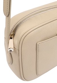 Beige leren schoudertas met een tekstuur, voorzien van een gouden rits en metalen onderdelen, en een achterzak.