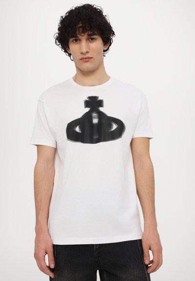 Weißes Baumwoll-T-Shirt mit einem großen schwarzen Kronen-Graphic in der Mitte, kurzen Ärmeln und einem klassischen Rundhalsausschnitt.