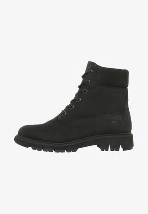 Bottine noire en daim, dotée d'un design à lacets, d'un bout arrondi et d'une semelle robuste avec des crampons prononcés. Logo Timberland sur le côté.
